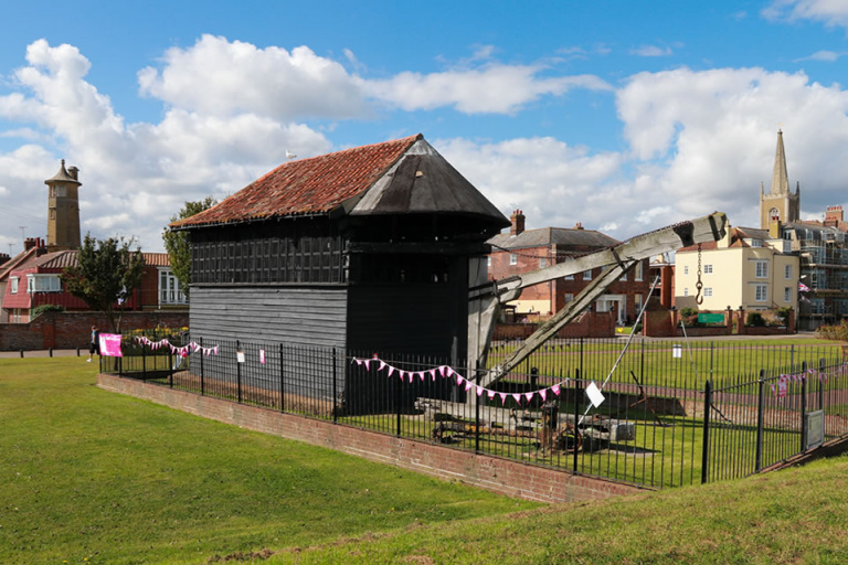 Treadwheel Crane HArwich 1 768x512